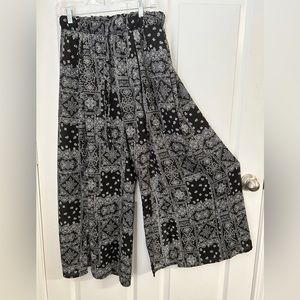 Saints & Hearts Women’s Split Knee Pants Size Medium Made in USA